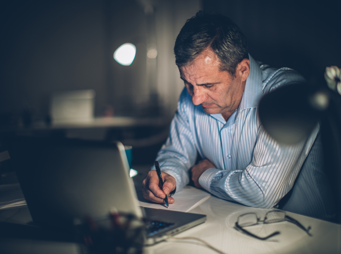 Muitos trabalhadores fazem horas extras diariamente sem saber se estão recebendo corretamente por esse tempo adicional. Você conhece os seus direitos?

O que são horas extras?
Horas extras são aquelas trabalhadas além da jornada regular definida pelo contrato de trabalho, geralmente de 8 horas diárias ou 44 horas semanais. A legislação garante que essas horas devem ser pagas com um adicional de pelo menos 50% sobre o valor da hora normal, podendo ser maior dependendo da convenção coletiva.