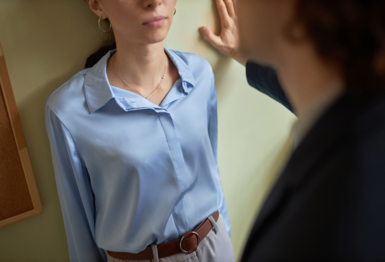 O ambiente de trabalho deve ser um lugar de respeito e profissionalismo, mas infelizmente, muitos trabalhadores enfrentam situações de assédio moral diariamente. Você sabe como identificar e agir nessas situações?