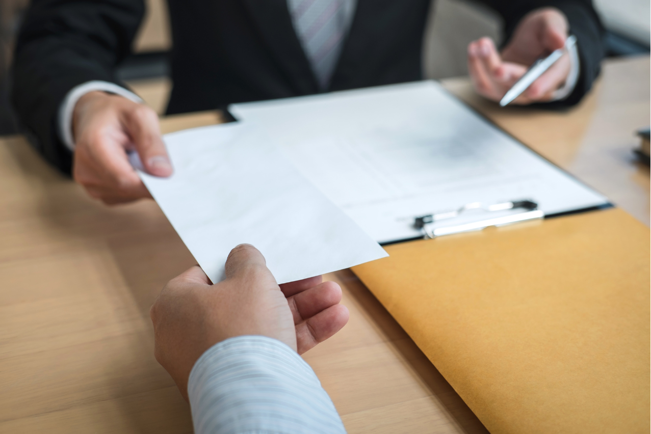 O que é a justa causa?
A demissão por justa causa ocorre quando o empregador entende que o trabalhador cometeu uma falta grave, como abandono de emprego, indisciplina, ou conduta inapropriada, entre outras situações previstas no artigo 482 da CLT.

Quais são os direitos do trabalhador?
Mesmo em casos de justa causa, o trabalhador tem direito a alguns benefícios, como:

Saldo de salário (dias trabalhados no mês da demissão);
Férias vencidas, caso existam, acrescidas de 1/3.
No entanto, outros direitos como aviso prévio, saque do FGTS e seguro-desemprego podem não ser garantidos.